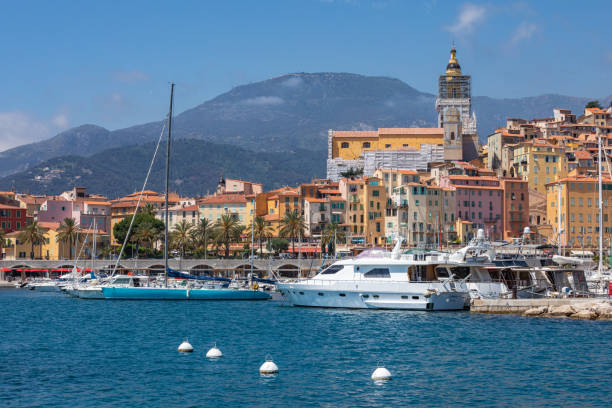 altstadtarchitektur von menton an der französischen riviera. provence-alpes-cote d'azur, frankreich. - cannes french riviera france beach stock-fotos und bilder