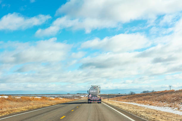 trucker auf einer landstraße - delivering freedom shipping truck stock-fotos und bilder