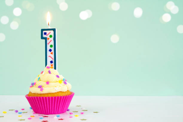 verjaardag cupcake - eerste verjaardag stockfoto's en -beelden