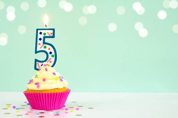 バースデーカップケーキ - fifth birthday ストックフォトと画像