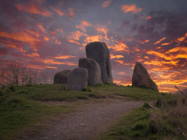cairnstone mound and standing stones irvine north ayrshire scotland - megalith fotografías e imágenes de stock