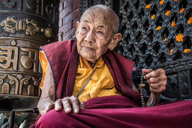 buddhist nun - bodnath stupa stock-fotos und bilder