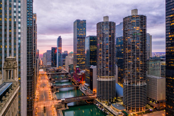 covid-19パンデミック中の空のシカゴリバーウォークの空中写真 - chicago skyline illinois downtown district ストックフォトと画像