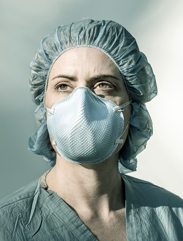 Trabajador de primera línea, doctor, enfermera que lleva máscara sugical photo
