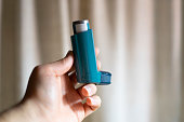 handaufnahme-eines-blauen-asthma-inhalators.jpg?b=1&s=170x170&k=20&c=1AGO3yboS0_yaqUoHAsgzQ77-r5bJrw5iY5QNGLBEsI=