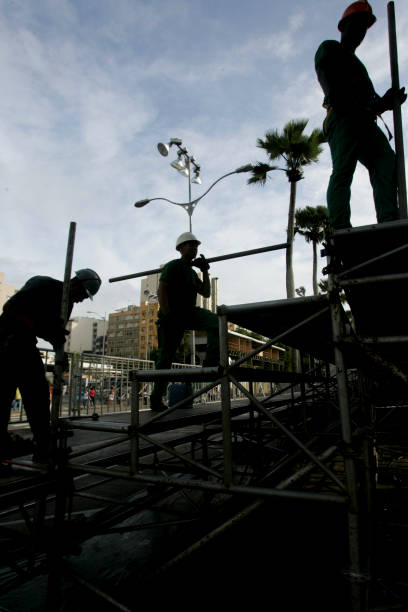 assemblaggio della struttura per il carnevale salvadoregno - urban scene brazil architecture next to foto e immagini stock