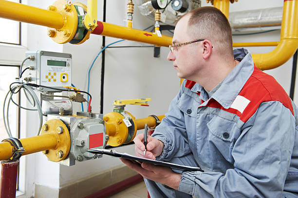 暖房エンジニアのボイラールーム - plumber thermostat repairing engineer ストックフォトと画像