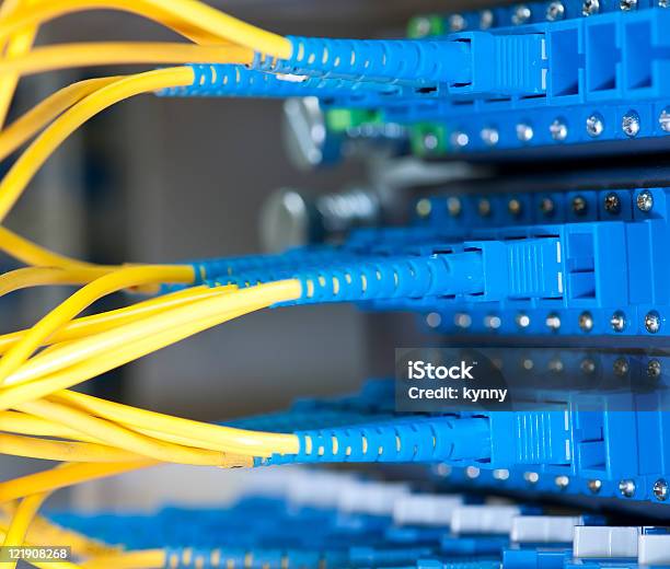 Fibra Servidores Em Um Data Center De Tecnologia - Fotografias de stock e mais imagens de Dados - Dados, Fibra Ótica, Fio de Computador