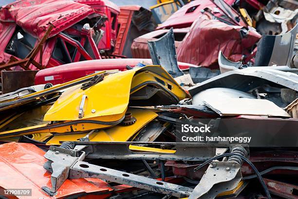 Haufen Von Zerstoßenen Autos Stockfoto und mehr Bilder von Abfallwirtschaft - Abfallwirtschaft, Alt, Altmetall