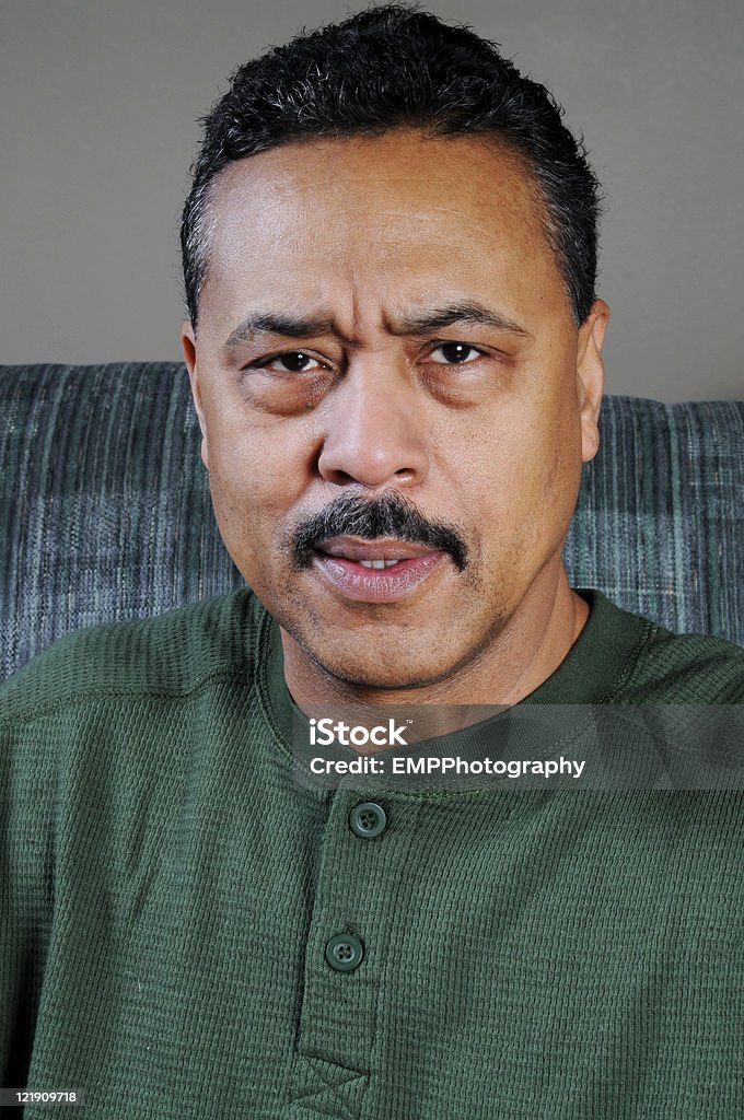 Poważne African American człowiek patrzy - Zbiór zdjęć royalty-free (Afroamerykanin)