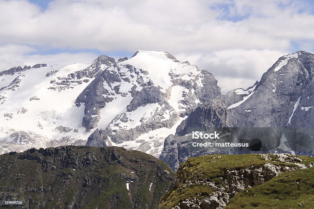 Mont Marmolada dans les Dolomites italiennes - Photo de Ciel libre de droits