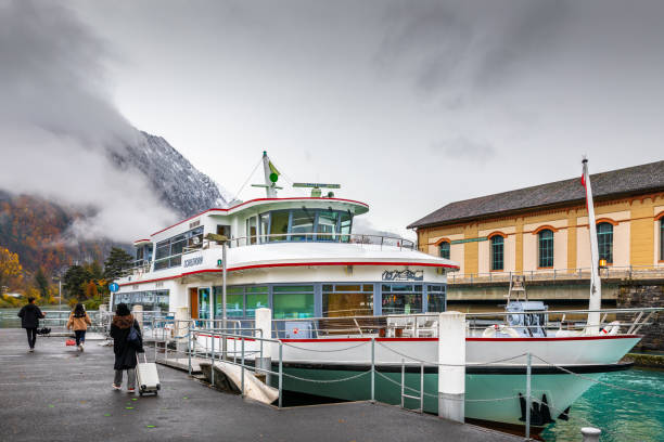 turista fazendo passeios turísticos em interlaken, suíça. - thun lake thun pier ship - fotografias e filmes do acervo