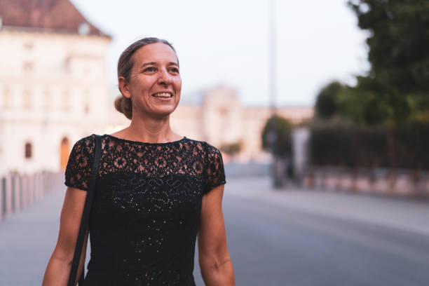 sorrindo mulher de 45 anos de idade em vestido bonito saindo na cidade - 40 45 years fotos - fotografias e filmes do acervo