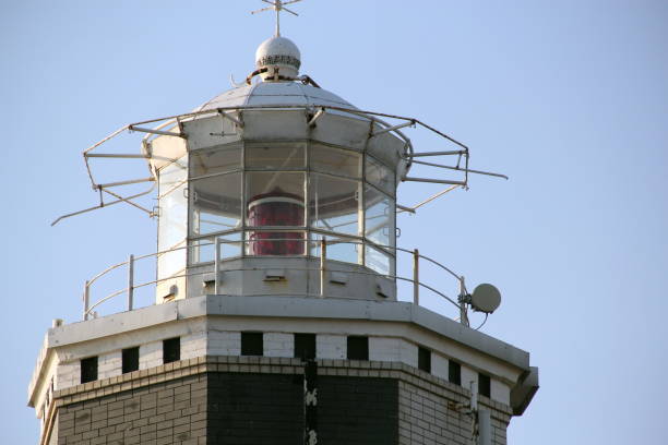 faro en un primer plano de una colina por la tarde - arrival beacon blue nautical vessel fotografías e imágenes de stock