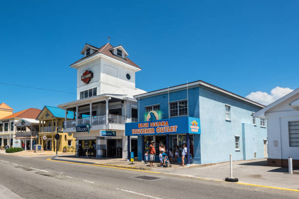 straßenleben in george town, grand cayman island, britisch-westindien, großbritannien - cayman islands street georgetown cayman islands grand cayman stock-fotos und bilder