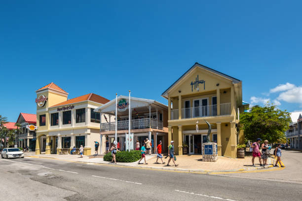 ジョージタウンでのストリートライフ、グランドケイマン島、イギリス西インド諸島、イギリス - cayman islands street georgetown cayman islands grand cayman ストックフォトと画像