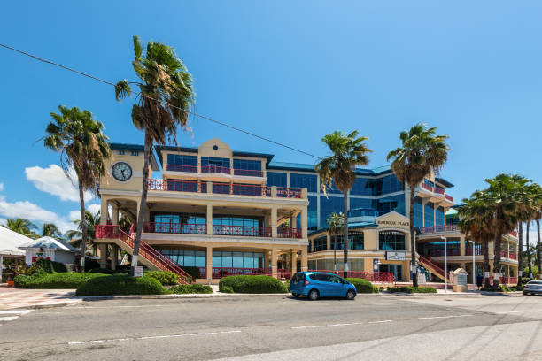 vita di strada a george town, grand cayman island, indie occidentali britanniche, regno unito - cayman islands street georgetown cayman islands grand cayman foto e immagini stock