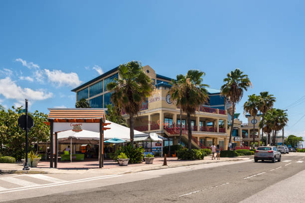 straßenleben in george town, grand cayman island, britisch-westindien, großbritannien - cayman islands street georgetown cayman islands grand cayman stock-fotos und bilder