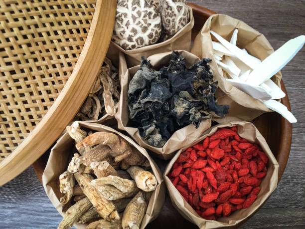 ingredientes de hierbas de medicina tradicional china - soup chinese culture herbal medicine chinese medicine fotografías e imágenes de stock