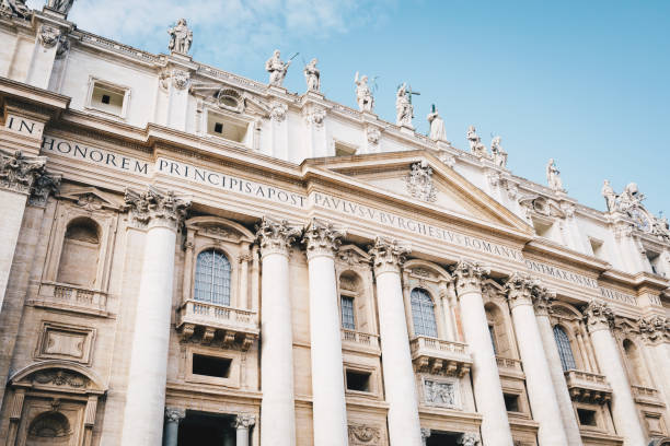 dettaglio del palazzo del vaticano. città del vaticano, roma, basilica di san pietro in piazza san pietro. - vatican sky summer europe foto e immagini stock