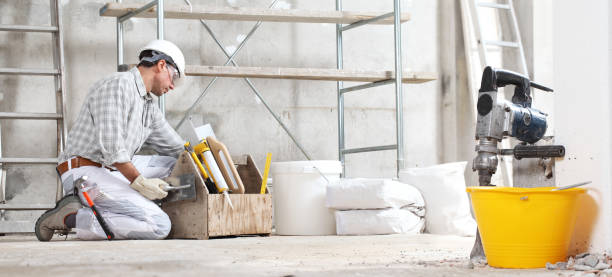 石膏の男の建設作業員は、足場とインテリアの建物のサイトで手袋、ハード帽子と保護メガネを着用するツールボックスで作業します。バケツ、袋、ジャックハンマー - trowel plaster construction worker work tool ストックフォトと画像
