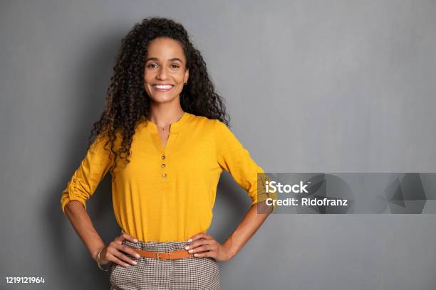 Foto de Retrato Da Bela Jovem Africana Sorrindo e mais fotos de stock de Mulheres - Mulheres, Só Uma Mulher, Retrato