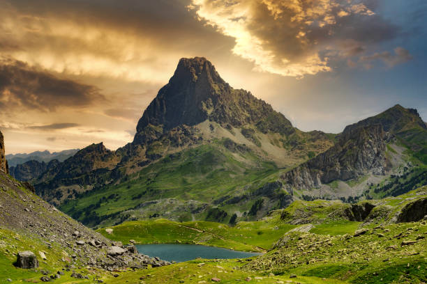 widok na góry pic du midi d'ossau we francuskich pirenejach - recognizable zdjęcia i obrazy z banku zdjęć