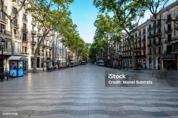 Barcelona Cataluña España 04 09 2020 Calle De Las Ramblas En Barcelona Vacía Debido Al Confinamiento Foto de stock y más banco de imágenes de Calle
