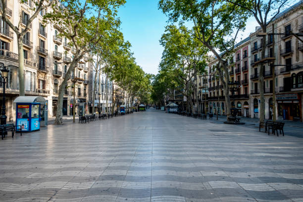 barcelona, catalunha / espanha: 04 09 2020: calle de las ramblas em barcelona vazia devido ao confinamento - avenue - fotografias e filmes do acervo