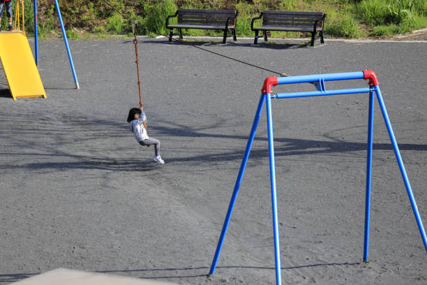 日本の女の子(5歳)は、飛ぶキツネと遊んで