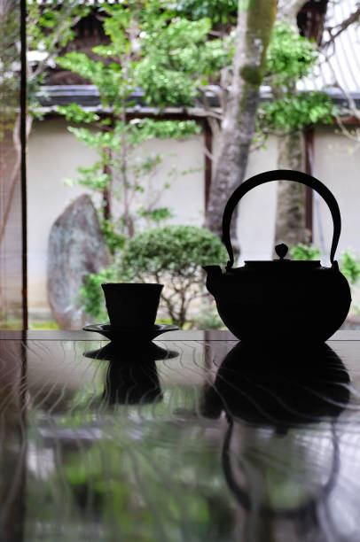conjunto de chá japonês sobre a mesa - tetsubin teapot - fotografias e filmes do acervo