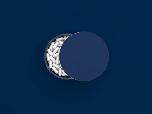 embalaje de somníferos sobre un fondo azul oscuro. una lata de entrebascon un somnífero formando una forma de media luna en una vista superior. remedio para el insomnio. concepto creativo. ilustración de renderizado 3d. - narcotic medicine pill insomnia fotografías e imágenes de stock