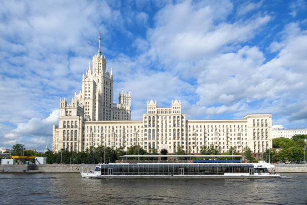 vista del terraplén kotelnicheskaya del río moscú y barcos de recreo en el río. - kotelnicheskaya fotografías e imágenes de stock