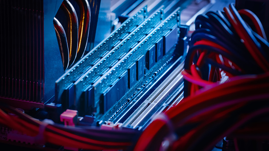 Plano macro toma de memoria RAM instalada en la ranura de la placa base del ordenador. Sistema de PC / servidor técnicamente avanzado. Moderno de gama alta PC Shot en neón elegante, colores rosa-azul. photo