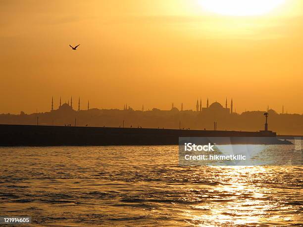 Istanbul Am Abend Stockfoto und mehr Bilder von Abenddämmerung - Abenddämmerung, Bosporus, Dunkel