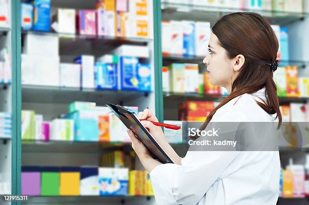 Donna Chimico Di Farmacia In Farmacia - Fotografie stock e altre immagini di Farmaco - Farmaco, Deposito, Farmacia