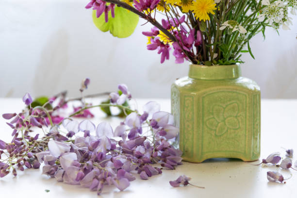 野生の花、カラフルな花、季節の花のテーマを手配 - flower arranging ストックフォトと画像