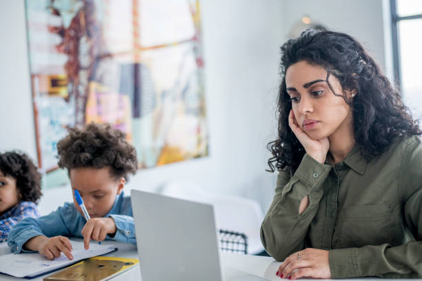 matka pracuje z domu - working mother child emotional stress mother zdjęcia i obrazy z banku zdjęć