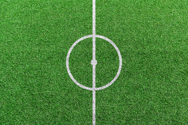 vista dall'alto del centro campo da calcio con motivo linee bianche. - lawn ball circle green foto e immagini stock