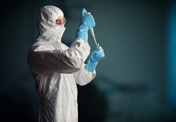 медицинские противовирусные исследования - laboratory scientist pipette biology стоковые фото и изображения