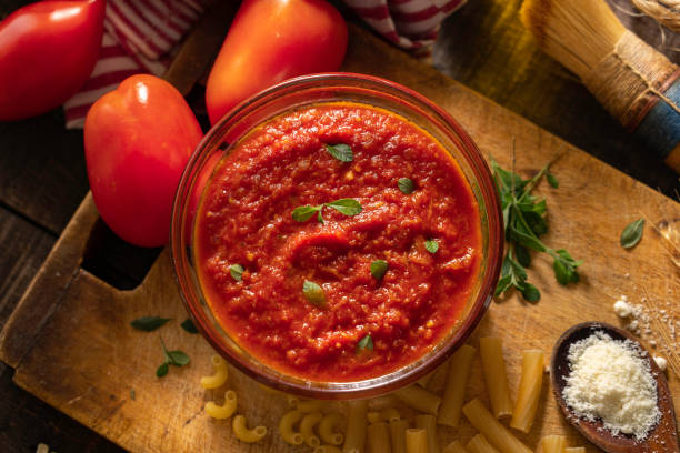 salsa de tomate italiano - salsa de acompañamiento fotografías e imágenes de stock