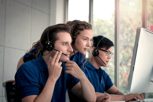 Center staff worker telesales team with headphones working together at call center service desk consultant, helping, training and motivating colleague to improve customer service, cheer up teamwork service mind concept equipo de televentas del trabajador del centro con auriculares trabajando juntos en el consultor de la mesa de servicio del centro de llamadas, ayudando, capacitando y motivando a su colega para mejorar el servicio al cliente, animar el concepto de la ment