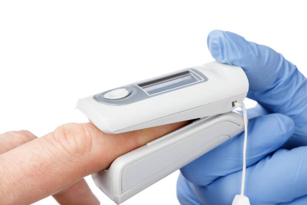 코로나바이러스 증상을 추적하는 사람의 산소 포화도를 확인하기 위해 맥박 산소 측정기를 사용하는 의사 - 산소 포화도 측정기 뉴스 사진 이미지