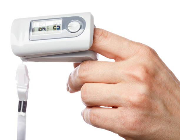 person using pulse oximeter to check oxygen saturation tracking coronavirus symptoms at home - taking pulse oximeter medical oxygen equipment human lung imagens e fotografias de stock