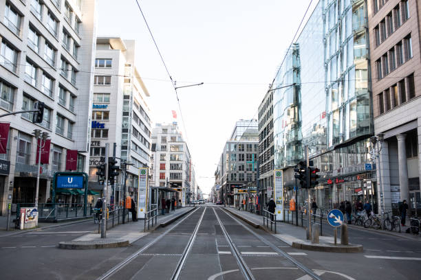 コロナウイルスのためにベルリンのフリードリッヒ通りですべてが閉鎖されました - central berlin ストックフォトと画像