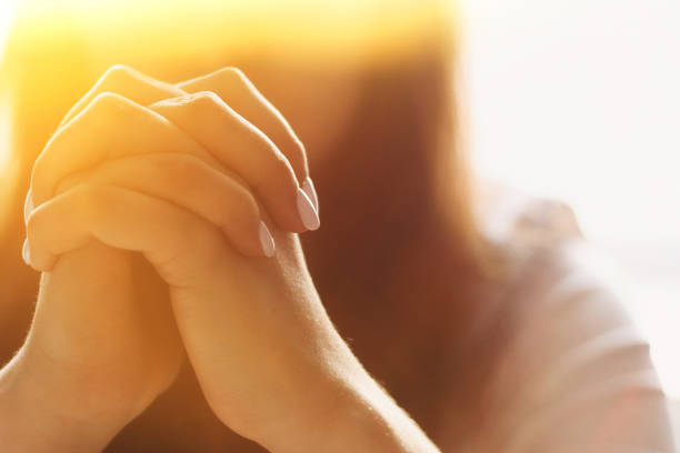urocza piękna dziewczyna złożyła ręce w modlitwie. kobieta prosi boga o pomoc - praying bible church human hand zdjęcia i obrazy z banku zdjęć