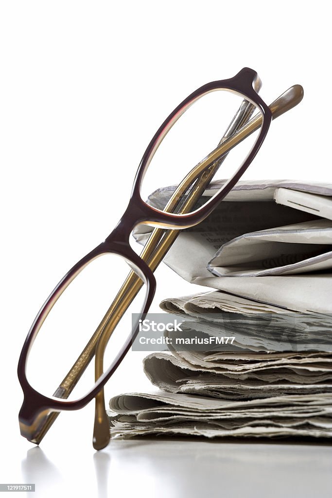 pile de journaux & lunettes - Photo de Affaires libre de droits