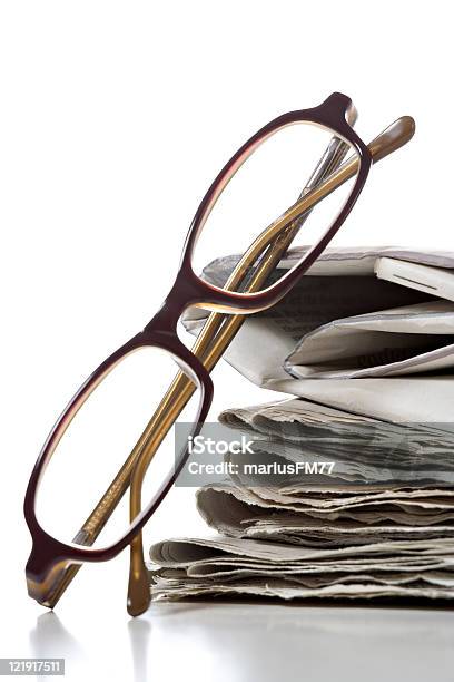Pilha De Jornais Óculos - Fotografias de stock e mais imagens de Artigo Escrito - Artigo Escrito, Broadsheet, Comunicação