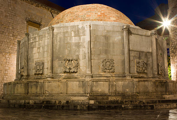 grande fonte de onofrio em dubrovnik, croácia - well fountain water pipe pipe imagens e fotografias de stock