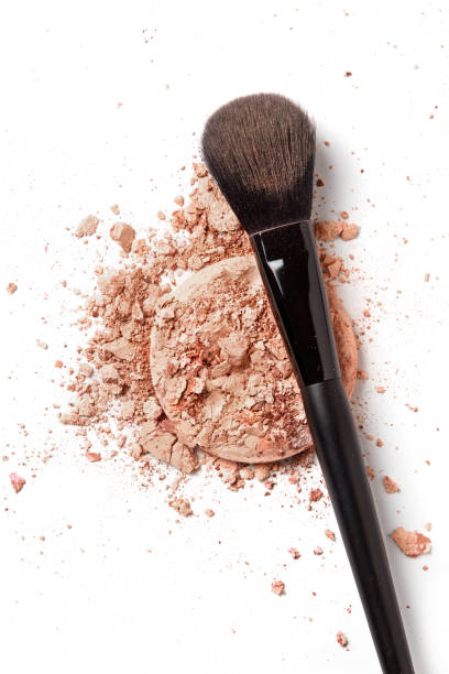 istock Crushed face powder and brush 1219178624